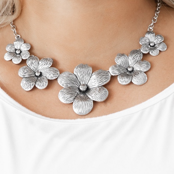 Jewelry Consultant Selling Paparazzi Jewelry - Picture 7 of 8